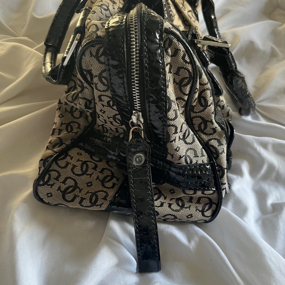 Vintage GUESS Black and Cream Women's HandBag 👜💕 - Picture 6 of 8